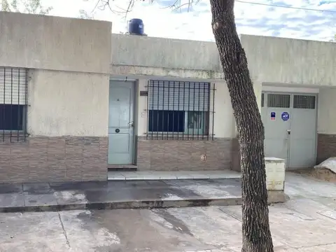 VENTA - CASA DOS DORMITORIOS CON COCHERA - CASILDA