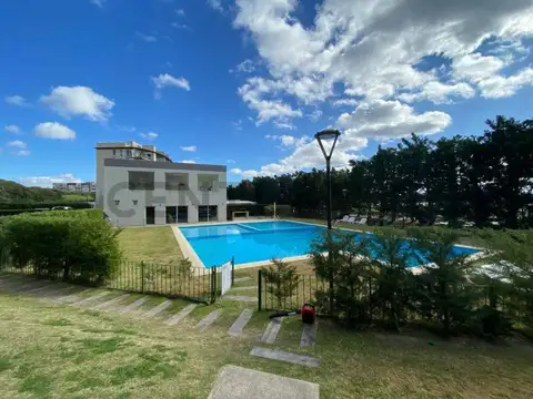 Departamento tipo casa de 3 ambientes con parque propio en El Palmar Nordelta