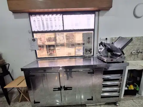 Venta Fdo. de Comercio. Barrio Parque Bernal. Pizzeria.