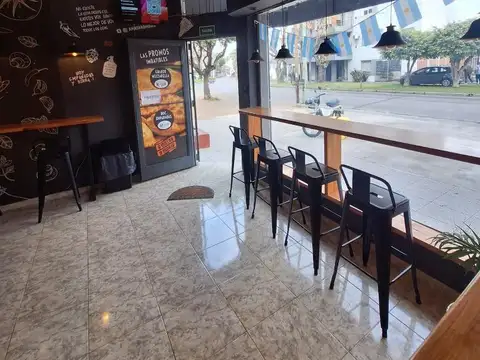 Venta Fdo. de Comercio. Barrio Parque Bernal. Pizzeria.