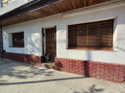 CASA EN HORIZONTAL – AL FRENTE - CON ENTRADA INDEPENDIENTE – EN MUY BUEN ESTADO