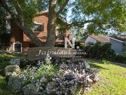 Vende casa de 4 dormitorios en Jardines de Cordoba.