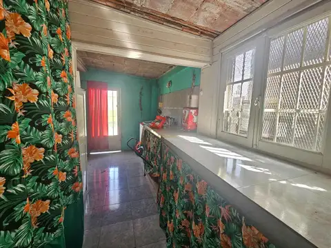 CASA EN VENTA DE 3 AMBIENTES CON GRAN TERRENO GDRO BAIGORRIA