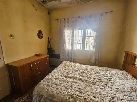 CASA EN VENTA DE 3 AMBIENTES CON GRAN TERRENO GDRO BAIGORRIA