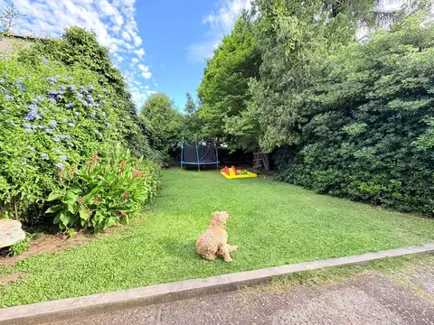 Beccar, muy linda Casa en alquiler, jardín. 3 / 4 dormitorios.