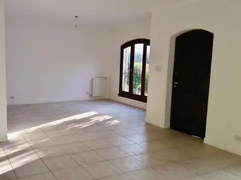Casa en Alquiler con 2 cocheras