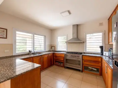Casa 11 ambientes con 3 baños