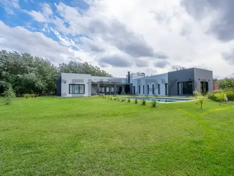 Casa en Venta con 4 cocheras
