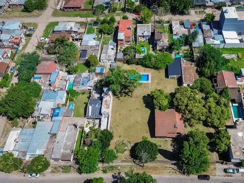 Venta Casa 5 ambientes amplia con jardín y pileta. Apto credito