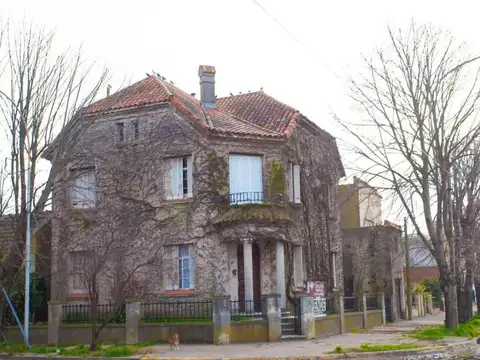 Casa en venta - 4 Dormitorios 2 Baños - Necochea