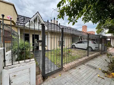 VENTA CASA PARQUE CHACABUCO 3 DORMITORIOS PILETA