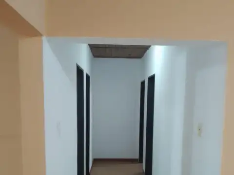 Venta casa en Baradero Centro. Con opción  de compra de galpón. lindero