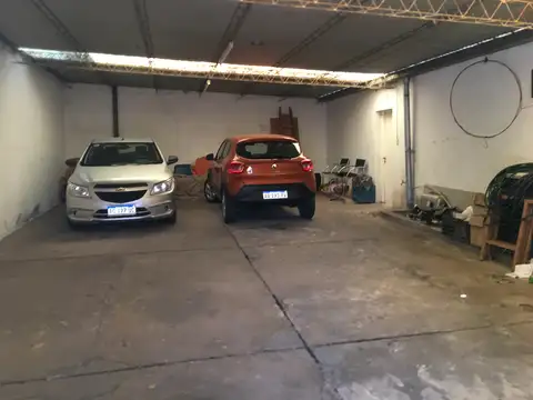 IMPORTANTE CASA CENTRICA - VENDE