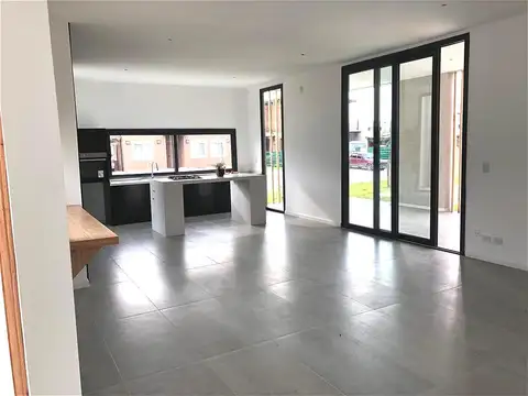 Casa 4 ambientes con 3 baños