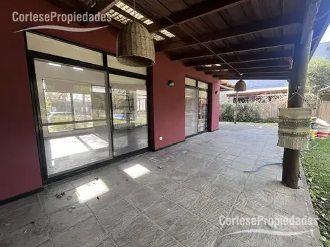 Casa en Alquiler con 2 cocheras