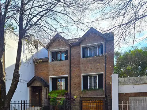 CASA DE 5 AMBIENTES GRAN JARDIN Y PILETA URQUIZA