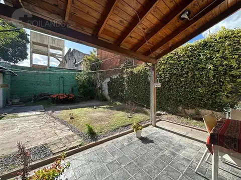 Casa 3 ambientes con jardin, lavadero y terraza edificable, en Loma Hermosa, Apta a Credito!