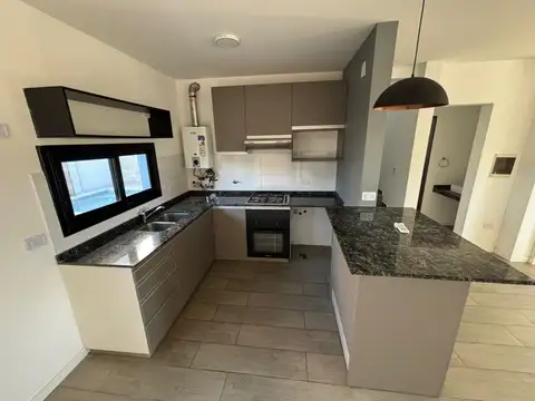 Casa en Alquiler con 1 cochera