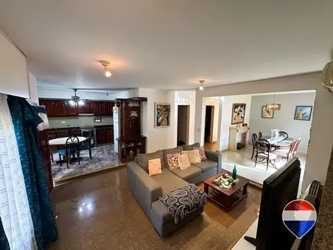 Casa en Venta con 3 cocheras
