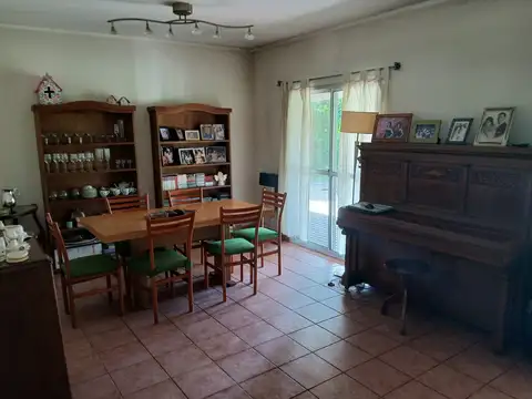 Casa en Venta con 3 cocheras