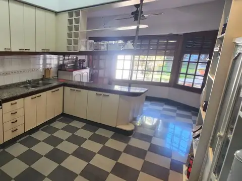 Casa 6 ambientes con 3 baños