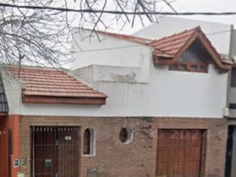 Venta de casa en Villa Devoto con jardin y cochera