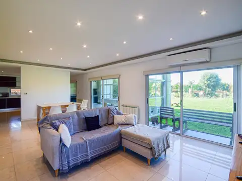 Casa en Venta con 4 cocheras