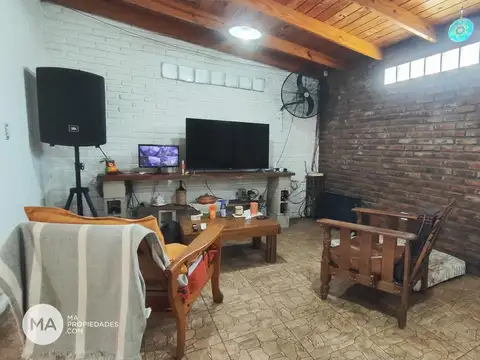 Casa 5 ambientes con 1 baño