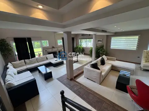 Casa en Venta con 3 cocheras