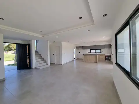 Casa 5 ambientes con 2 baños