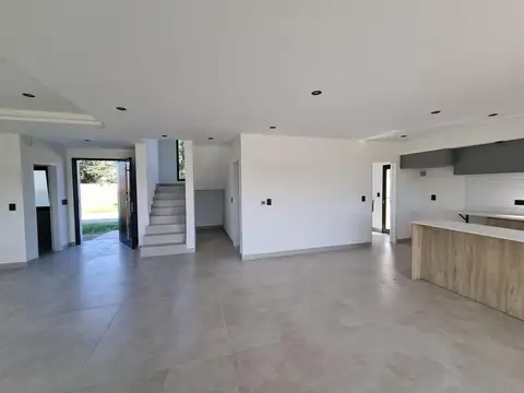 Casa en Venta con 2 cocheras