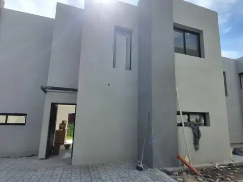 Duplex tipo casa con jardin en complejo cerrado Hurlingham
