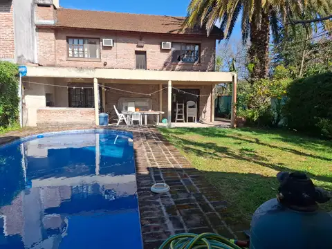 Casa 7 ambientes con 2 baños