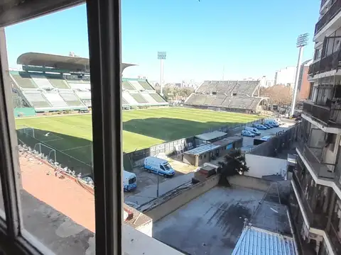 2 AMBIENTES AL CONTRAFRENTE. VISTA AL ESTADIO DE FERRO