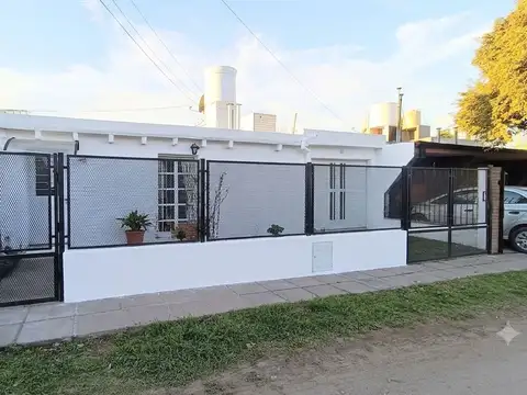 VENTA CASA 2 DORMITORIOS B° J NEWBERY COCHERA PATI
