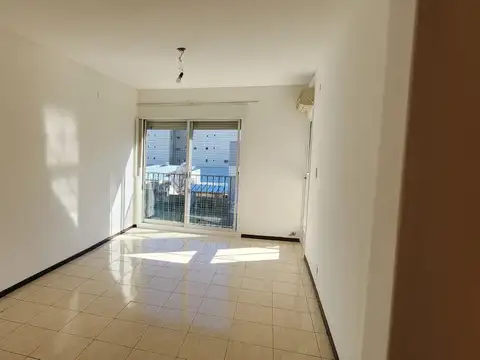 DEPARTAMENTO 3 AMBIENTES AL FRENTE CON BALCON Y COCHERA