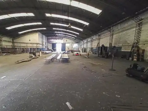 Gran galpón de 1.338 m² más playa de estacionamiento