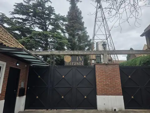 TRIPLEX EN COMPLEJO CERRADO ITUZAINGO NORTE
