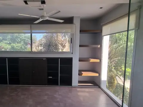 Casa en Alquiler con 6 cocheras