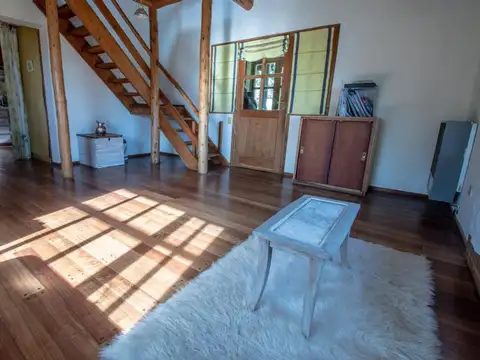 Casa 8 ambientes con 2 baños