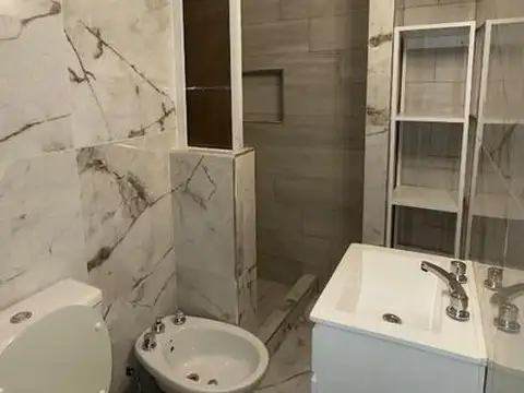 VENDO. Casa y departamento semi céntrico con entradas independientes. Concordia, ER.
