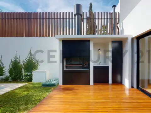 Casa en Venta con 4 cocheras