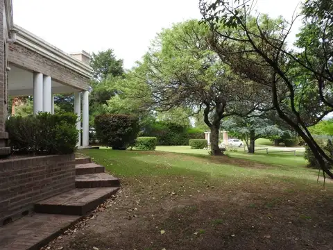 Casa 8 ambientes con 3 baños