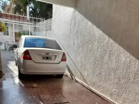    NUEVO VALOR CASA   4 DORMITORIOS , FONDO , PILETA , MUY BUENA CONSTRUCCION