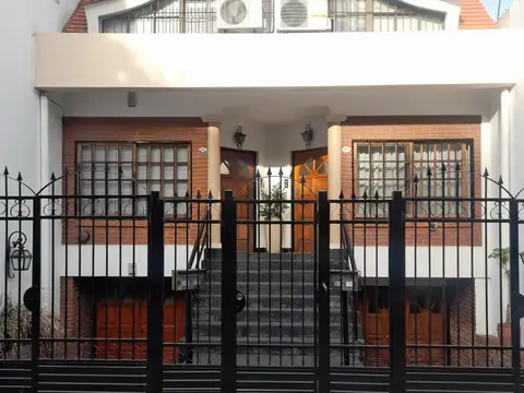 Triplex 330 m2 c/ fondo  jardìn