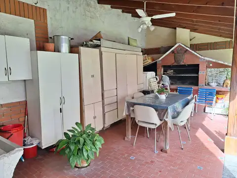 Casa 8 ambientes con 4 baños