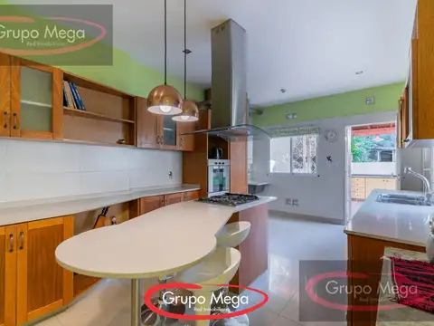 En Venta Casa s/lote de 8.70x 47, 4 ambientes con gran fondo 407 m2 tot tot
