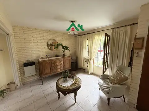 Casa en venta cerca del lago – 4 dormitorios, amplio lote y cochera para 4 autos en Villa Carlos Paz