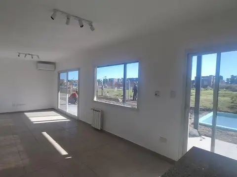 Casa en Alquiler con 5 cocheras