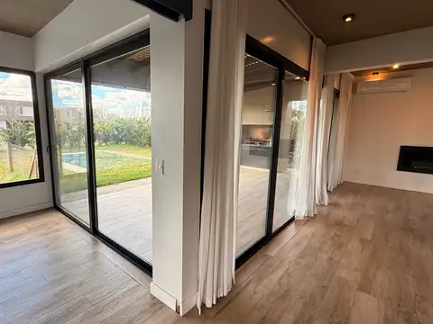 VENTA CASA 6 AMBIENTES CON PILETA - BARRIO SANTO TOMAS PILAR.